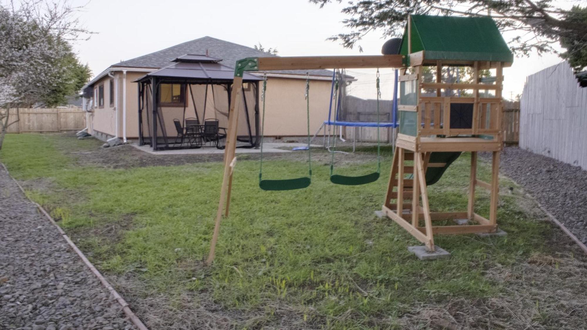 Private Home - Playground, Jumping Mat, Bbq, Darts, Firepit, Gazebo, 4 Smart Tvs, White Cotton Bedding, - The Redwood Cul-De Sac Beach Retreat 크레센트시티 외부 사진