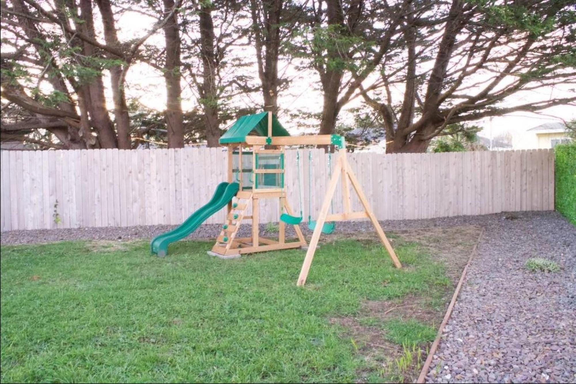 Private Home - Playground, Jumping Mat, Bbq, Darts, Firepit, Gazebo, 4 Smart Tvs, White Cotton Bedding, - The Redwood Cul-De Sac Beach Retreat 크레센트시티 외부 사진