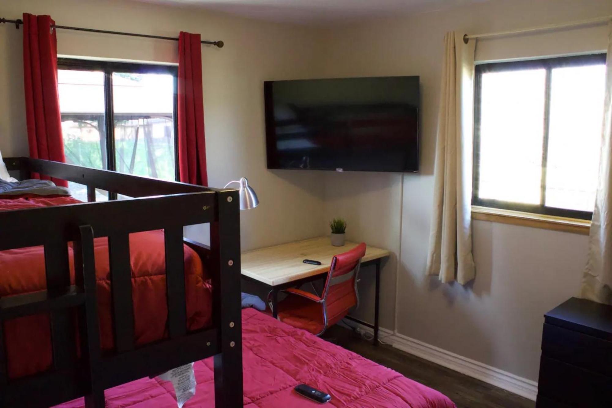 Private Home - Playground, Jumping Mat, Bbq, Darts, Firepit, Gazebo, 4 Smart Tvs, White Cotton Bedding, - The Redwood Cul-De Sac Beach Retreat 크레센트시티 외부 사진