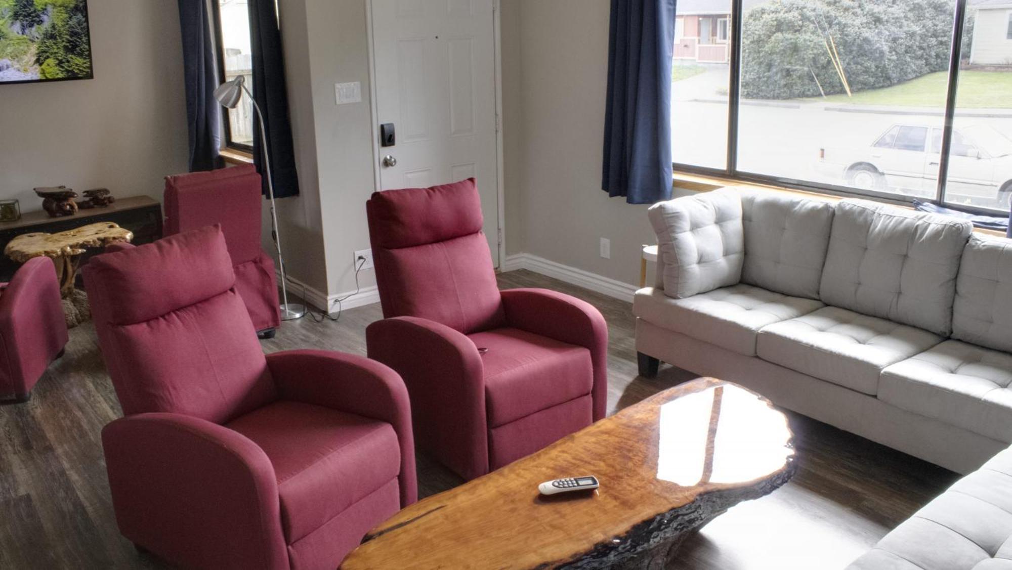 Private Home - Playground, Jumping Mat, Bbq, Darts, Firepit, Gazebo, 4 Smart Tvs, White Cotton Bedding, - The Redwood Cul-De Sac Beach Retreat 크레센트시티 외부 사진